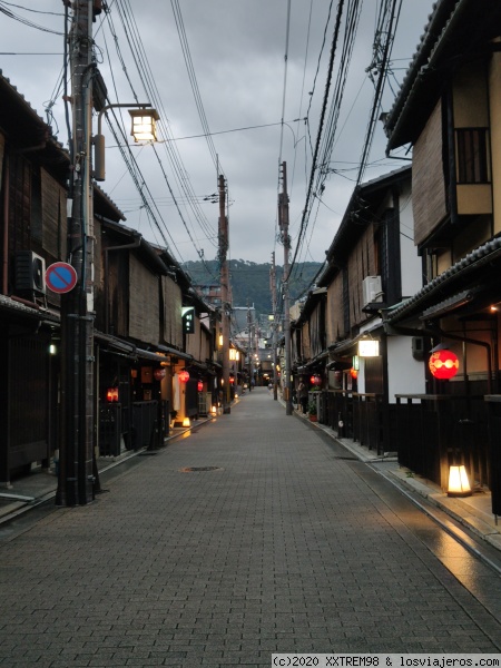 Calle tradicional en Gion
Calle iluminada al atardecer con arquitectura tradicional en el barrio de Gion
