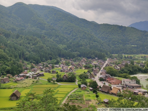 Vista de la aldea de Shirakawa-go
Vista de la aldea de Shirakawa-go desde el mirador de la colina
