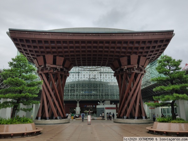 Torii gigante en la estación de Kanazawa
Torii gigante con forma de tsuzumi en la salida oriental de la estación de Kanazawa
