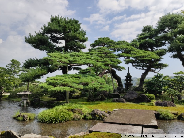 Riachuelo y elementos sintoístas en Kenrokuen
Pequeño riachuelo y elementos de tradición sintoísta en el Jardin Kenrokuen de Kanazawa
