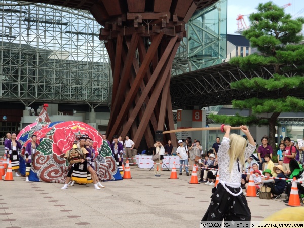 Representación en la estación de Kanazawa
Grupos representando parte de un espectáculo frente a la estación de Kanazawa
