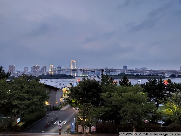 Atardecer desde Odaiba
Atardecer desde la isla de Odaiba con el Puente del Arco Iris al fondo
