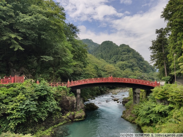 Puente Shinkyo de Nikkō
Puente Shinkyo situado a la entrada del recinto de templos y santuarios de Nikkō

