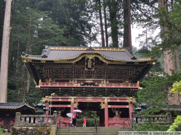 Puerta Nitenmon del mausoleo Taiyūin del templo Rinōji
Puerta Nitenmon situada en el recinto del mausoleo Taiyūin perteneciente al templo Rinōji
