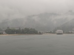 Vista del torii de Itsukushima desde el ferry