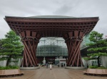 Torii gigante en la estación de Kanazawa
