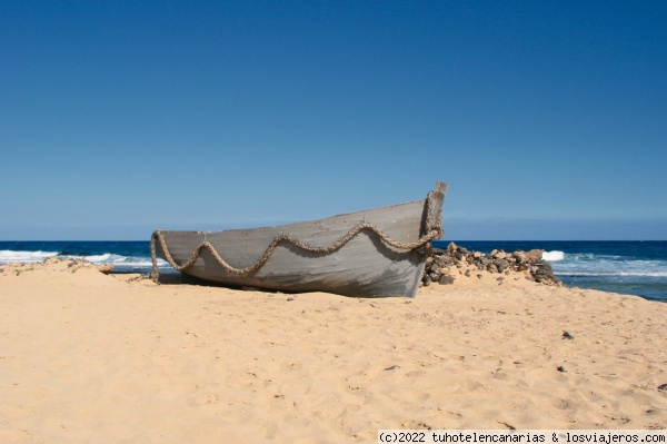 Corralejo, Fuerteventura, Islas Canarias
Corralejo se encuentra en el norte de Fuerteventura, justo frente al islote de Lobos, cuya silueta en el horizonte forma parte del paisaje de este destino turístico, ya que se ve con toda claridad. Además, se puede visitar partiendo desde el propio puerto de Corralejo, de donde también salen barcos hacia Lanzarote. El ambiente marinero de su casco antiguo es perfecto para dar un paseo con tranquilidad y probar el vino y el pescado fresco que ofrecen los restaurantes de la zona.
