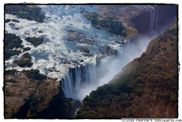 Cataratas Victoria desde el aire (I)
Las cataratas Victoria, a caballo entre Zimbabwe y Zambia, son un todo un espectáculo natural, y la mejor vista es sin duda desde un helicóptero.
