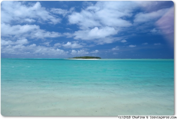 Isla desierta
Aitutaki (Islas Cook) es un atolón de coral con una isla principal y 15 islotes deshabitados como este rodeando la laguna interior.
