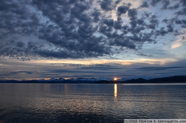 Atardecer en Prince William Sound, Alaska
A eso de las 11 de la noche el sol se esconde un rato tras el horizonte, pero no se llega a hacer de noche del todo.
