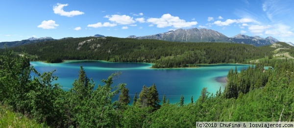 Emerald Lake
Un lago glaciar cerca de Carcross, en el Yukón canadiense. El intenso color se debe a los depósitos de carbonato cálcico y arcilla.
