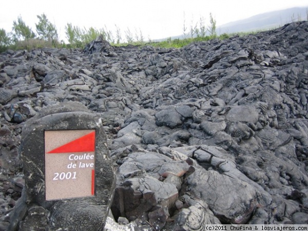 Lava Isla Reunión
Colada de 2001 en Isla Reunión. La lava cae por la misma ladera siempre y va tapando la carretera, y tienen que ir reconstruyéndola después de cada erupción.
