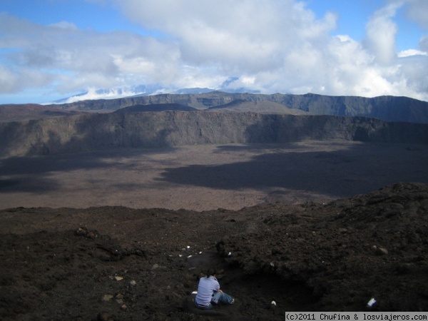 Subiendo al volcán (Reunión)
A medio camino, las vistas son ya impresionantes. La excursión había empezado en lo alto de la pared vertical de enfrente...
