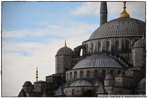 Mezquita Azul
La mezquita azul (o de Sultanahmet) en el centro de Estambul es sencillamente impresionante, por dentro y por fuera.
