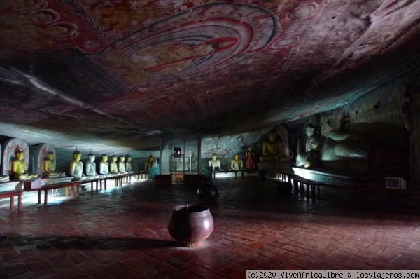 Interior del Templo de Oro en Dambulla
Paredes pintadas con escenas de Buda y otros dioses de la cultura Cingalesa.
