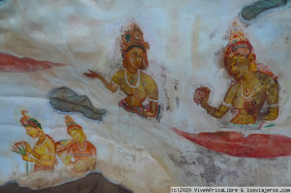 Pinturas de concubinas en las paredes de Sigiriya
Pinturas de concubinas hechas en las paredes de la roca del león en Sigiriya.
