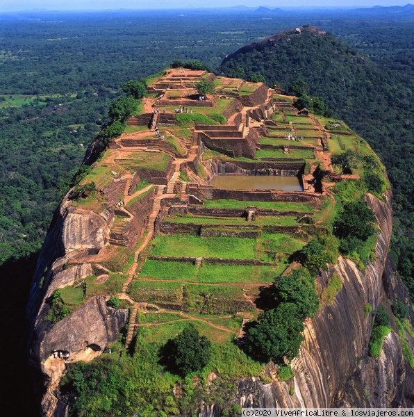 Vista del palacio de Sigiriya desde el aire primer plano
Vista del palacio de Sigiriya desde el aire en primer plano, piscinas y bases del palacio en ruinas
