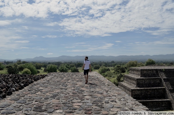 Foto Piramides TEotihuacan
Hombre caminando sobre muros
