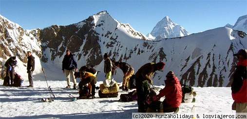 K2
K2 es una montaña que se localiza en Pakistán en los Himalayas. Tiene una altitud de 8611m, lo que la convierte en la segunda montaña más alta del mundo, sólo por detrás del Everest.
