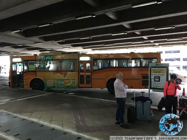 Del aeropuerto a Bangkok.
Descubre los diferentes medios para llegar del aeropuerto de Suvarnabhumi al centro de Bangkok. El Rail Link, en bús o en taxi.
