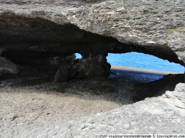La Ojerada de Ajo
La Ojerada de Ajo, Una cueva con una formación caprichosa de la roca
