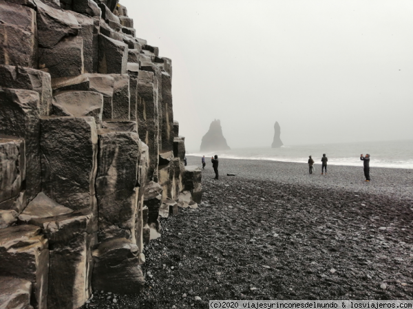 Playa de Reynisdrangar
Playa de Reynisdrangar, la más famosa de Islandia. Es una playa de arena y piedra negra, cerrada por unos acantilados con columnas de basalto. También se pueden observar las agujas de piedra
