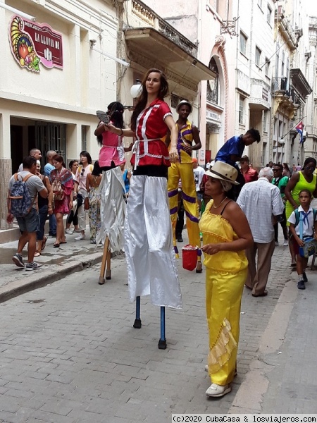 Performers en zancos
Los performers en zancos son actores callejeros que recorren las calles de La Habana Vieja y el casco histórico de la ciudad, declarada Patrimonio de la Humanidad.
