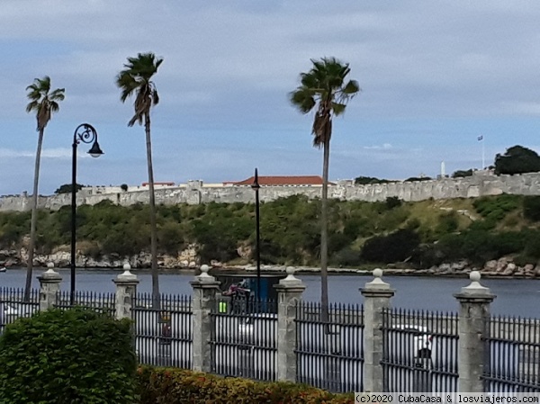 Bahía de la Habana
La Bahía de la Habana, con su forma de bolsa, está rodeada de sitios de interés histórico y arquitectónico, situados en el centro histórico de La Habana Vieja, declarado Patrimonio de la Humanidad. Del otro lado de la bahía se encuentra parte del sistema de fortificaciones de la ciudad.
