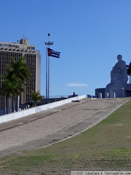 Plaza de la Revolución
La Plaza de la Revolución es uno de los sitios turísticos más visitados en La Habana. En ella está el monumento a José Martí, el Héroe Nacional de Cuba, así como el edificio con la imagen del Che.
