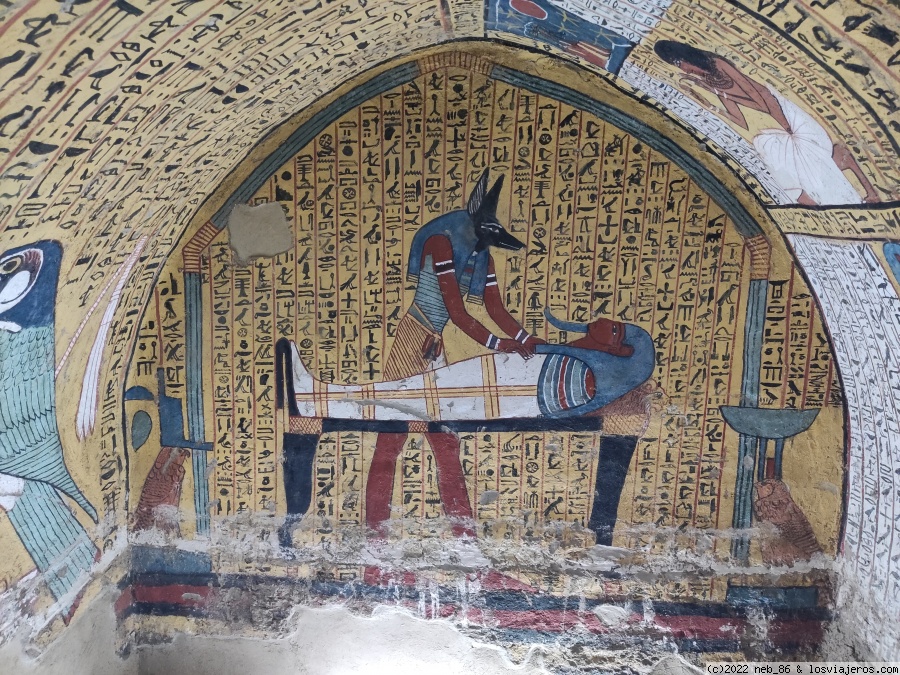 Foro de Momias: TT218 Amenakht - Anubis junto a la momia del difunto