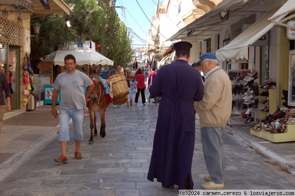 Ambiente callejero en la isla de Andros en 2009
Tipica escena local con Pope incluido en la isla de Andros,año 2009 cuando aun no habia llegado el turismo masivo a dicha isla.
