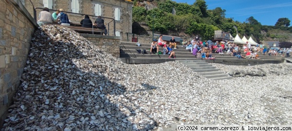 Cancale,Francia
Montaña de conchas de ostras en el puerto de Cancale,resultado de los restos del producto que se come de forma callejera en el mismo puerto.
