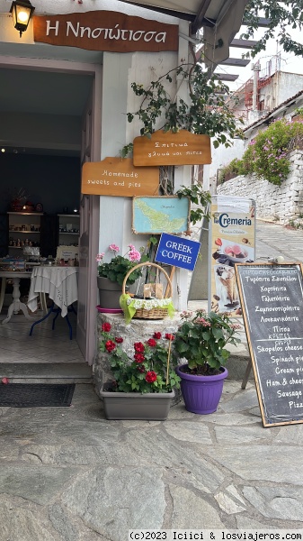 Pasteleria en Glossa
Pasteleria y pequeña cafeteria con dulces caseros a la entrada de glossa
