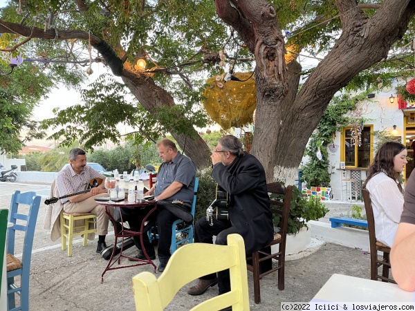 Fatses restaurante en plaka
Cena estupenda con musica y baile !
