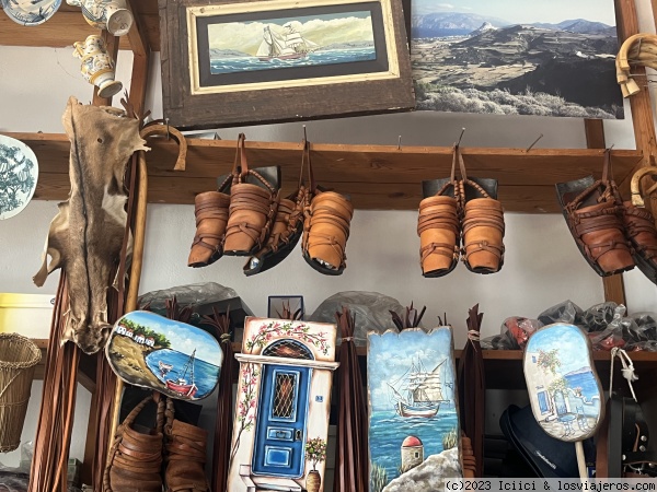 Tienda en la chora de skyros
Zapatos tipicos que llevan los hombres.
