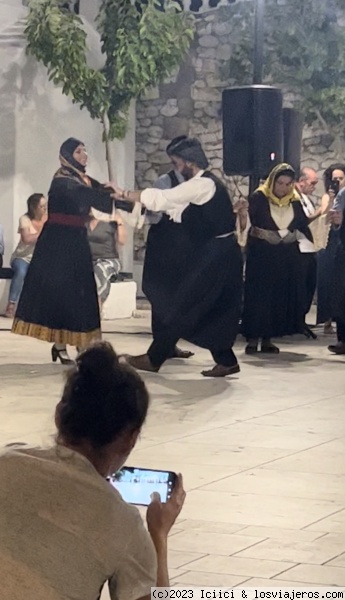 Folklore en Skyros
dia de fiesta con bailes y musica en la plaza de la capital de Skyros.
