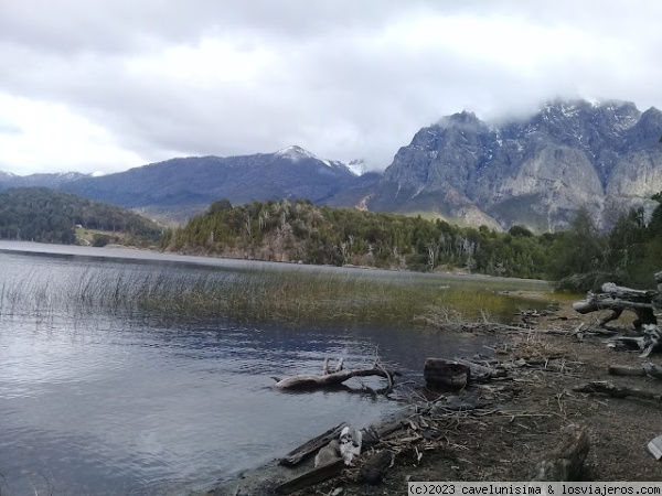 Lago Escondido - Bariloche
Un pequeño lago entre la montaña y el bosque
