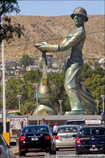 Gorosito. Monumento al trabajador petrolero
Una particular estatua que representa a los petroleros de Argentina
