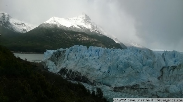 GLACIAR PERITO MORENO
Glaciar activo . Avanza 100 metros anuales
