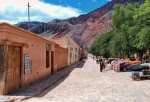 Un pueblo con calles de tierra