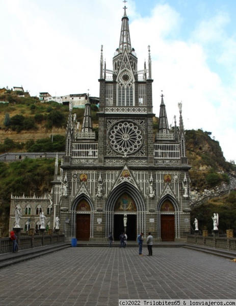Las Lajas fachada principal
Acceso y vista frontal del santuario de las Lajas

