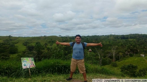 selva amazonica
recorrido en otro lugar de la ciudad nos encontramos con otro tipo de selva, en este caso es un lugar que tiene altura, pequeños cerros, donde podemos ver el area verde desde cierto punto.
