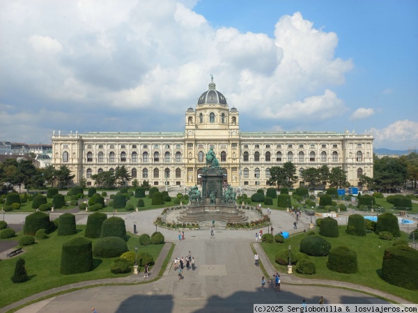 Plaza de María Teresa
Vista general de la Plaza de María Teresa con vista al Museo de Historia del Arte desde el interior del Museo de Historia Natural
