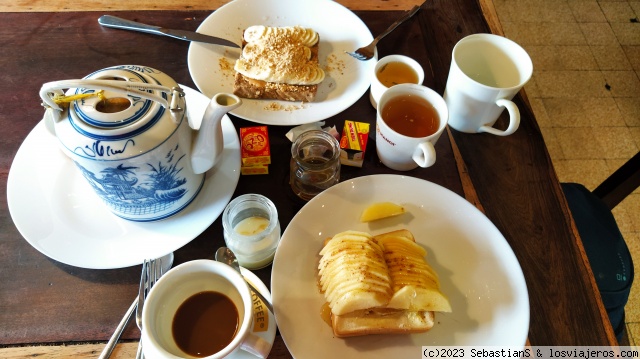Tostas de plátano y manzana acompañadas de te y café con leche condensada.
Tostas de plátano y manzana acompañadas de te y café con leche condensada.
