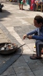 Local haciendo una ofrenda quemando dinero falso previo al Tet