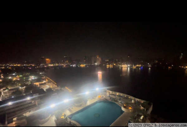 Vistas desde la terraza de la habitación
Preciosas vistas a la piscina del hotel Grand Nile Tower desde una planta 17.
