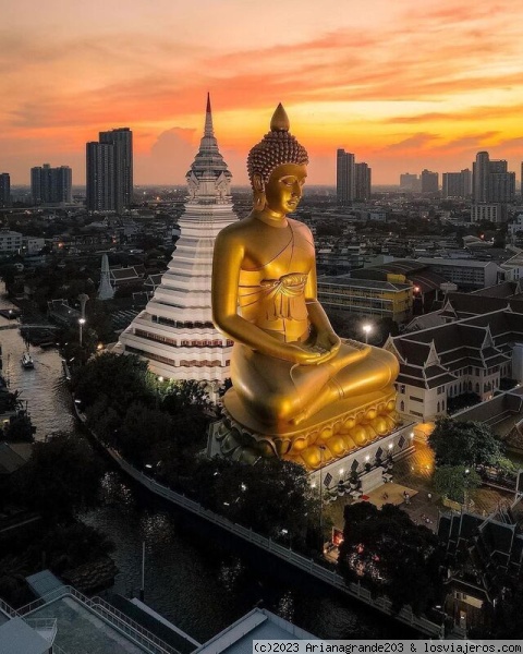 Wat Paknam Bhasicharoen - Bangkok
El templo de Paknam Bhasicharoen es un monasterio famoso en Tailandia. Está en una parte del delta del río Chao Phraya en Bangkok, en el borde del canal de Bangkok Yai. Antes se llamaba Templo de Samuttaram.
