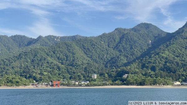 Vista de Miyajima desde el Ferri
Desde el ferri se ve la isla de Miyajima con el Tori gigante
