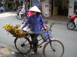 Mujer en bici Hanoi Vietnam