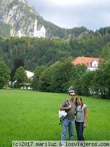 NEUSCHWANSTEIN.Castillo del Rey Loco.
Vistas desde el aparcamiento ,en el pueblo de Fussen,antes de empezar la subida al castillo del Rey Loco
